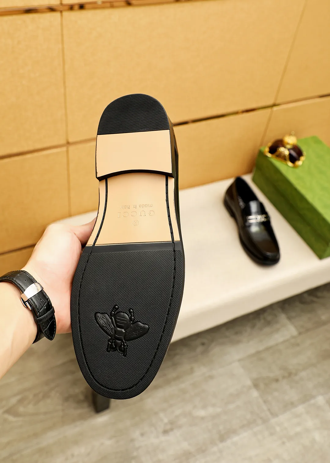 Men's shoes 💰480 💐 Product trademark: GUCCI "Gucci" casual leather shoes Regular size: 38-44 (45.46🉑️customized) Product materials: Selected imported first-layer open-edge beaded cowhide leather upper + luxury hardware buckle, imported water-dyed cowhide leather lining. Strong three-dimensional visual effect, original outsole color: 2 colors available